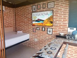 Zimmer mit einem Bett in einer Ziegelwand in der Unterkunft Suite en Getsemaní - POD C in Cartagena de Indias