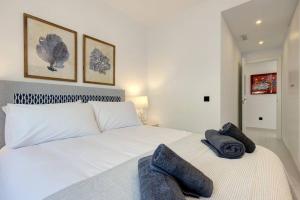 Posteľ alebo postele v izbe v ubytovaní Ground floor 4 Bedroom Apartment @ Estepona Hills!