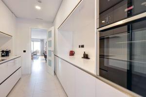 Kuchyňa alebo kuchynka v ubytovaní Ground floor 4 Bedroom Apartment @ Estepona Hills!