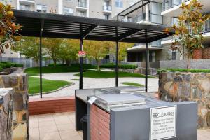 a kiosk in a courtyard with a building at Spacious sun-drenched apartment, centrally located in Canberra
