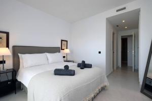 Posteľ alebo postele v izbe v ubytovaní Ground floor 4 Bedroom Apartment @ Estepona Hills!
