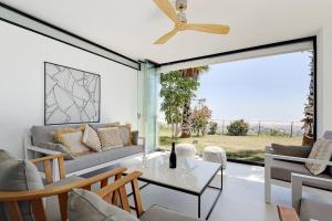 Posedenie v ubytovaní Ground floor 4 Bedroom Apartment @ Estepona Hills!