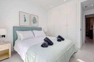 Posteľ alebo postele v izbe v ubytovaní Ground floor 4 Bedroom Apartment @ Estepona Hills!