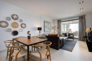 Posedenie v ubytovaní Ground floor 4 Bedroom Apartment @ Estepona Hills!