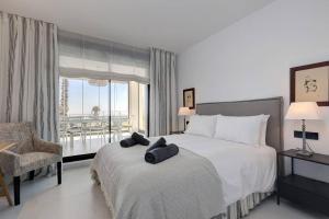 Posteľ alebo postele v izbe v ubytovaní Ground floor 4 Bedroom Apartment @ Estepona Hills!