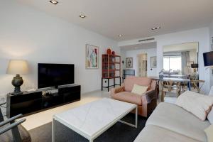 Televízia a/alebo spoločenská miestnosť v ubytovaní Ground floor 4 Bedroom Apartment @ Estepona Hills!