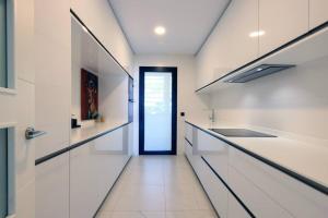 Kuchyňa alebo kuchynka v ubytovaní Ground floor 4 Bedroom Apartment @ Estepona Hills!