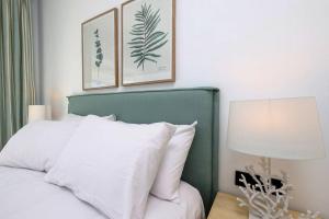 Posteľ alebo postele v izbe v ubytovaní Ground floor 4 Bedroom Apartment @ Estepona Hills!