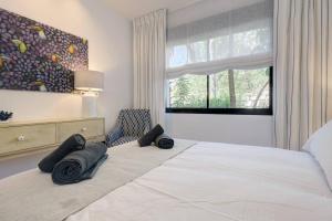 Posteľ alebo postele v izbe v ubytovaní Ground floor 4 Bedroom Apartment @ Estepona Hills!