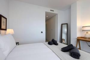 Posteľ alebo postele v izbe v ubytovaní Ground floor 4 Bedroom Apartment @ Estepona Hills!