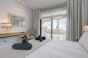 Posteľ alebo postele v izbe v ubytovaní Ground floor 4 Bedroom Apartment @ Estepona Hills!
