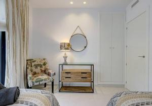 Posteľ alebo postele v izbe v ubytovaní Ground floor 4 Bedroom Apartment @ Estepona Hills!