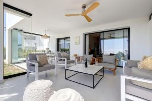 Posedenie v ubytovaní Ground floor 4 Bedroom Apartment @ Estepona Hills!