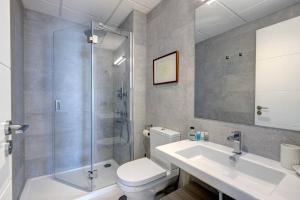 Kúpeľňa v ubytovaní Ground floor 4 Bedroom Apartment @ Estepona Hills!