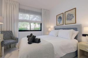 Posteľ alebo postele v izbe v ubytovaní Ground floor 4 Bedroom Apartment @ Estepona Hills!