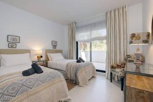 Posteľ alebo postele v izbe v ubytovaní Ground floor 4 Bedroom Apartment @ Estepona Hills!