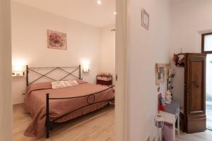 1 dormitorio con 1 cama en una habitación en il vicolo delle scuole pie, en Città della Pieve