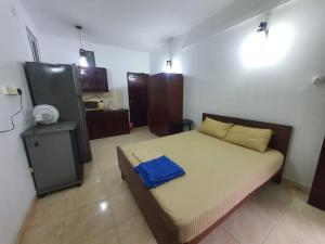 - une chambre avec un lit et une serviette bleue dans l'établissement Horton Studios, à Colombo