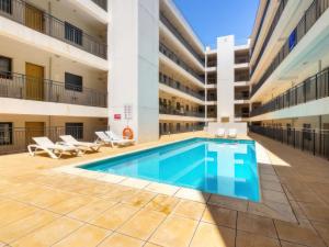 una piscina en el patio de un edificio en Spacious terrace, swimming pool, private parking, en Olhão