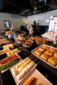 um buffet com muitos tipos diferentes de comida em uma mesa em Pousada Papiro Boutique em Abraão