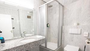 a bathroom with a shower and a sink and a toilet at El Capitan nähe Movie Park in Schermbeck +68 photos