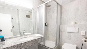 ein Bad mit einer Dusche, einem Waschbecken und einem WC in der Unterkunft Madisson green El Capitan in Schermbeck