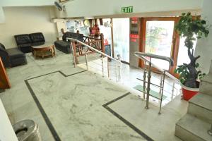 una hall con scala e un soggiorno di Hotel Abhi international a Pathankot