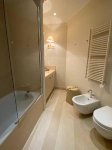 y baño con ducha, aseo y lavamanos. en Furnished apartment rental with lake view, en Agra