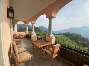 balcón con mesa, sillas y vistas en Furnished apartment rental with lake view, en Agra