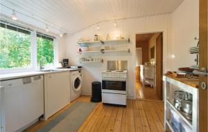 ジルレジェにあるLovely Home In Gilleleje With Kitchenのキッチン(コンロ、洗濯機、乾燥機付)