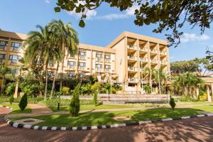 un bâtiment avec des palmiers en face de celui-ci dans l'établissement Kigali Serena Hotel, à Kigali
