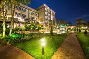 Ein Garten an der Unterkunft Kigali Serena Hotel