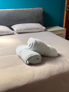 uma toalha sentada em cima de uma cama em Tra Stadio e Storia - Fronte Allianz Stadium Juventus em Venaria Reale