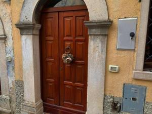 duże drewniane drzwi w bocznej części budynku w obiekcie [Free Parking] - Casa in Montagna w mieście Rivisondoli