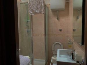 La salle de bains est pourvue d'une douche, de toilettes et d'un lavabo. dans l'établissement [Free Parking] - Casa in Montagna, à Rivisondoli