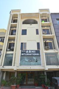 un edificio con un cartello che legge l'hotel afli International di Hotel Abhi international a Pathankot