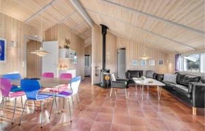 sala de estar con sofá, mesa y sillas en Awesome Home In Fan With 3 Bedrooms, Sauna And Wifi, en Fanø