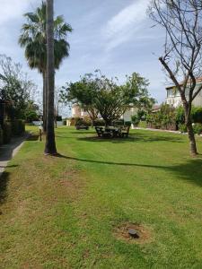 een park met een picknicktafel en palmbomen bij EROS Maisonette in Latchi area just 700 meters or one-minute drive from Polis Municipal Beach in Lachi