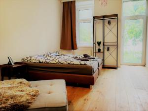A bed or beds in a room at Donaufelder City Apartment