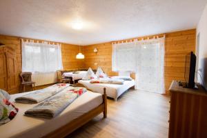 ein Hotelzimmer mit 2 Betten und einem TV in der Unterkunft Appartementhaus Untere Tanne in Lermoos