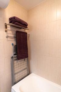 ein Badezimmer mit einem Waschbecken und einem Handtuch auf einem Kleiderständer in der Unterkunft Lighthouse in Sweti Wlas