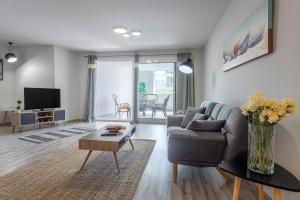 アテネにあるAthenian boutique apartmentsのソファとテーブルのあるリビングルーム