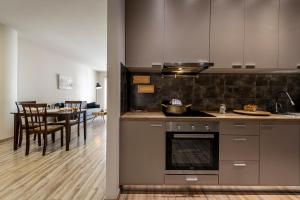 アテネにあるAthenian boutique apartmentsのキッチン(コンロ付)、ダイニングルーム