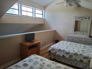 - une chambre avec 2 lits et une télévision dans l'établissement Heron Pointe F21, à Myrtle Beach