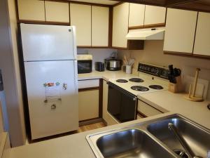 een keuken met een witte koelkast en een wastafel bij Heron Pointe F21 in Myrtle Beach