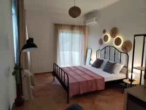 康托卡利的住宿－Coritos apartments 2 Corfu，一间卧室设有一张床和一个窗口