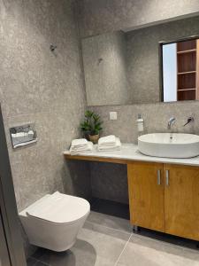 La salle de bains est pourvue de toilettes et d'un lavabo. dans l'établissement SunBeam, à Kardamaina