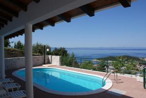 Der Swimmingpool an oder in der Nähe von Villa Tonka