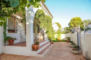 un patio de una casa con escaleras y plantas en Xalet en Riumar,Delta del Ebro, en Riumar