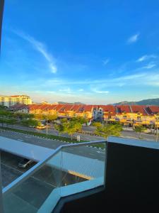 uma vista da cidade a partir da varanda de um edifício em Casa Le Oasis (13A) em Kuah